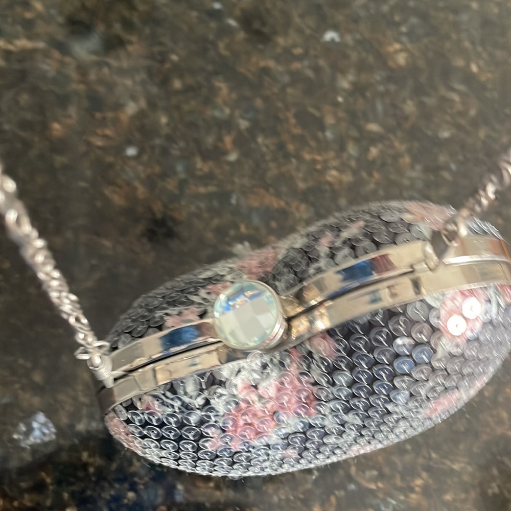 Small Heart Shape Clutch With A Chain - image 2